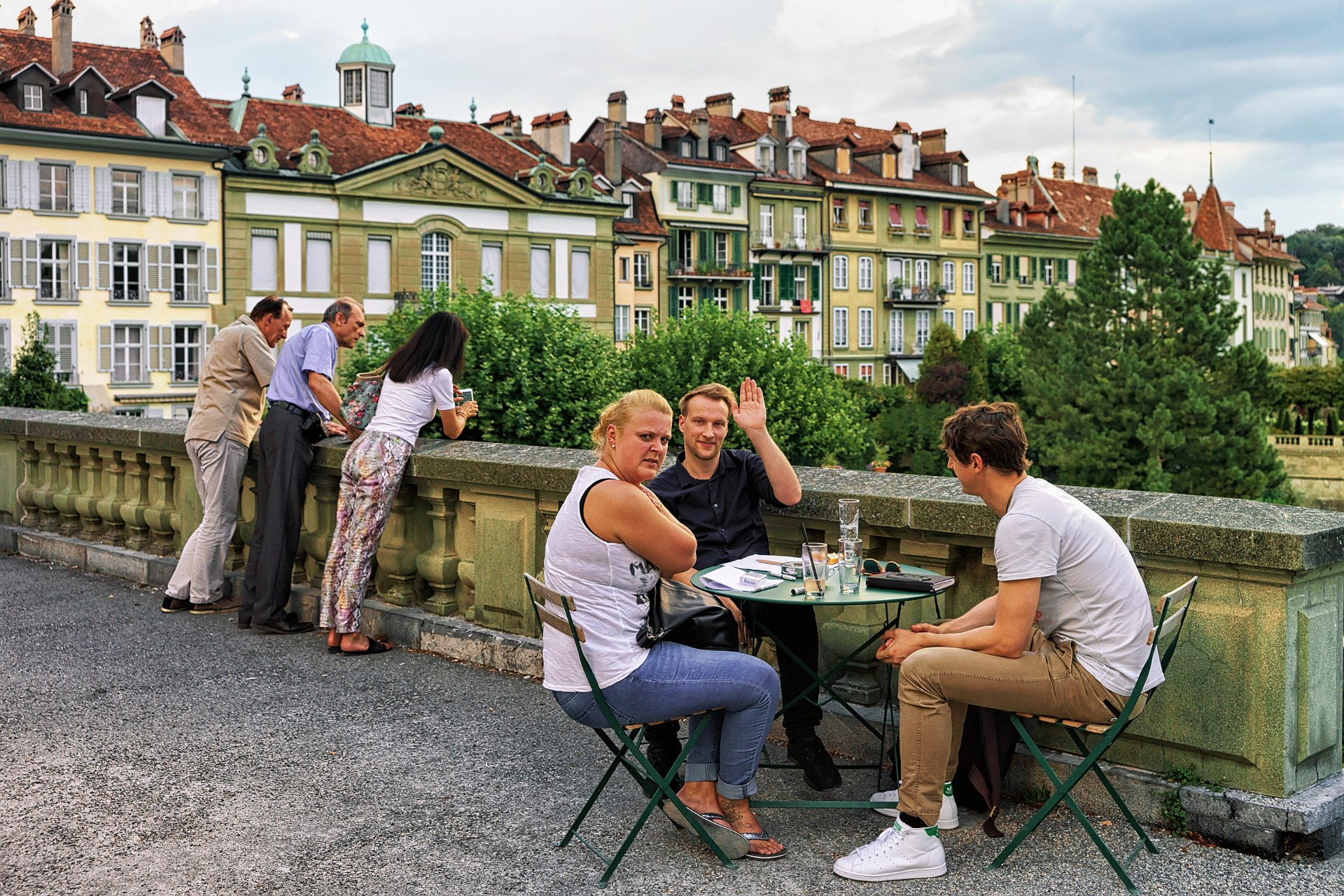 Amigos numa esplanada no terraço da Münsterplattform, no centro histórico de Berna