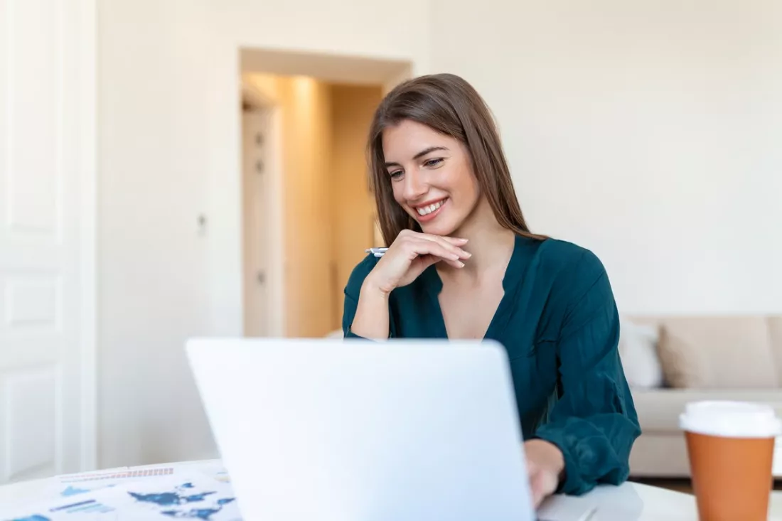 Uma jovem à procura de emprego no portátil