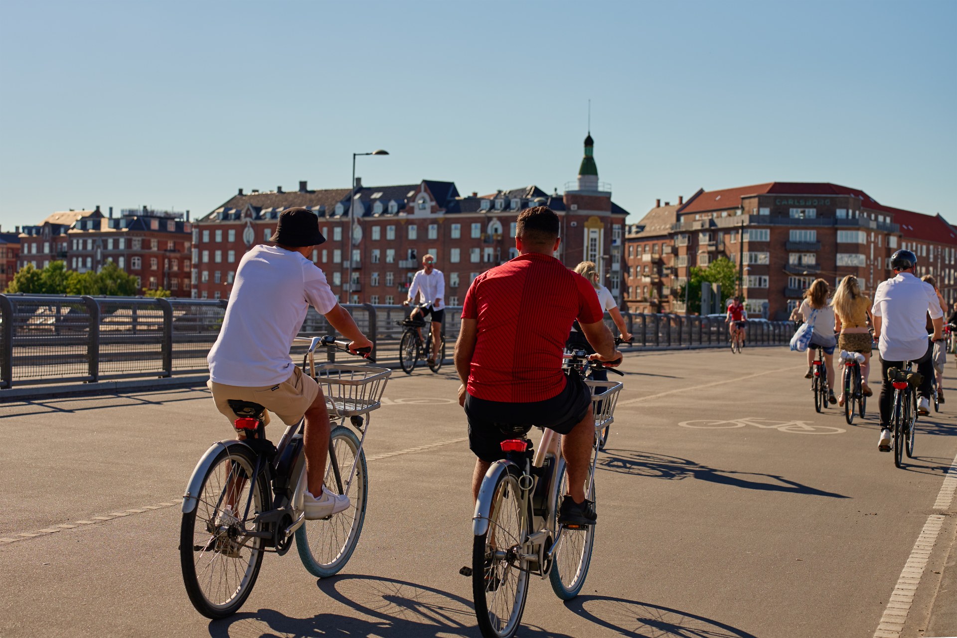 Jovens a andar de bicicleta numa rua de Copenhaga