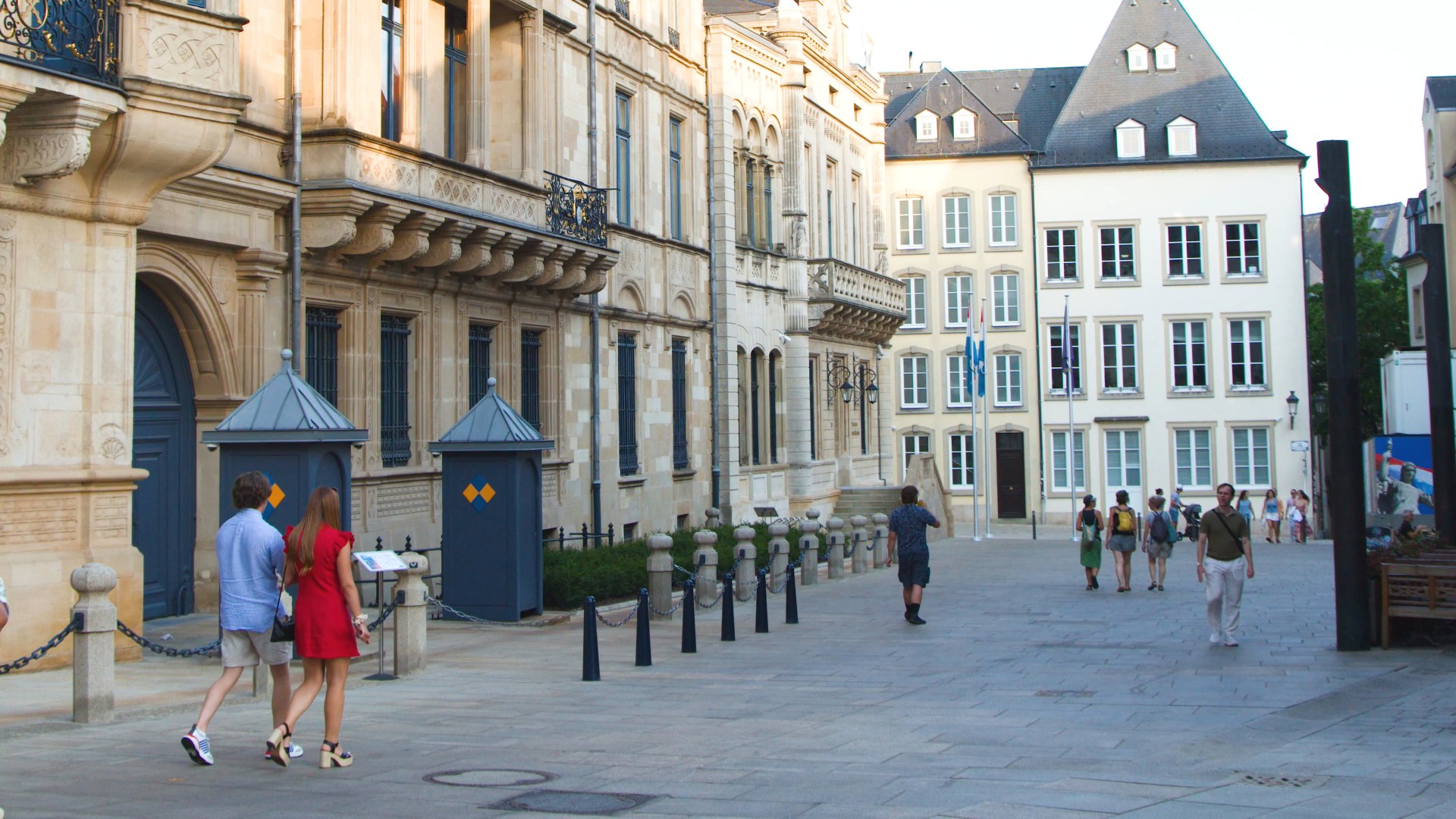 Pessoas a passar em frente ao Palácio Grão-Ducal, na cidade do Luxemburgo