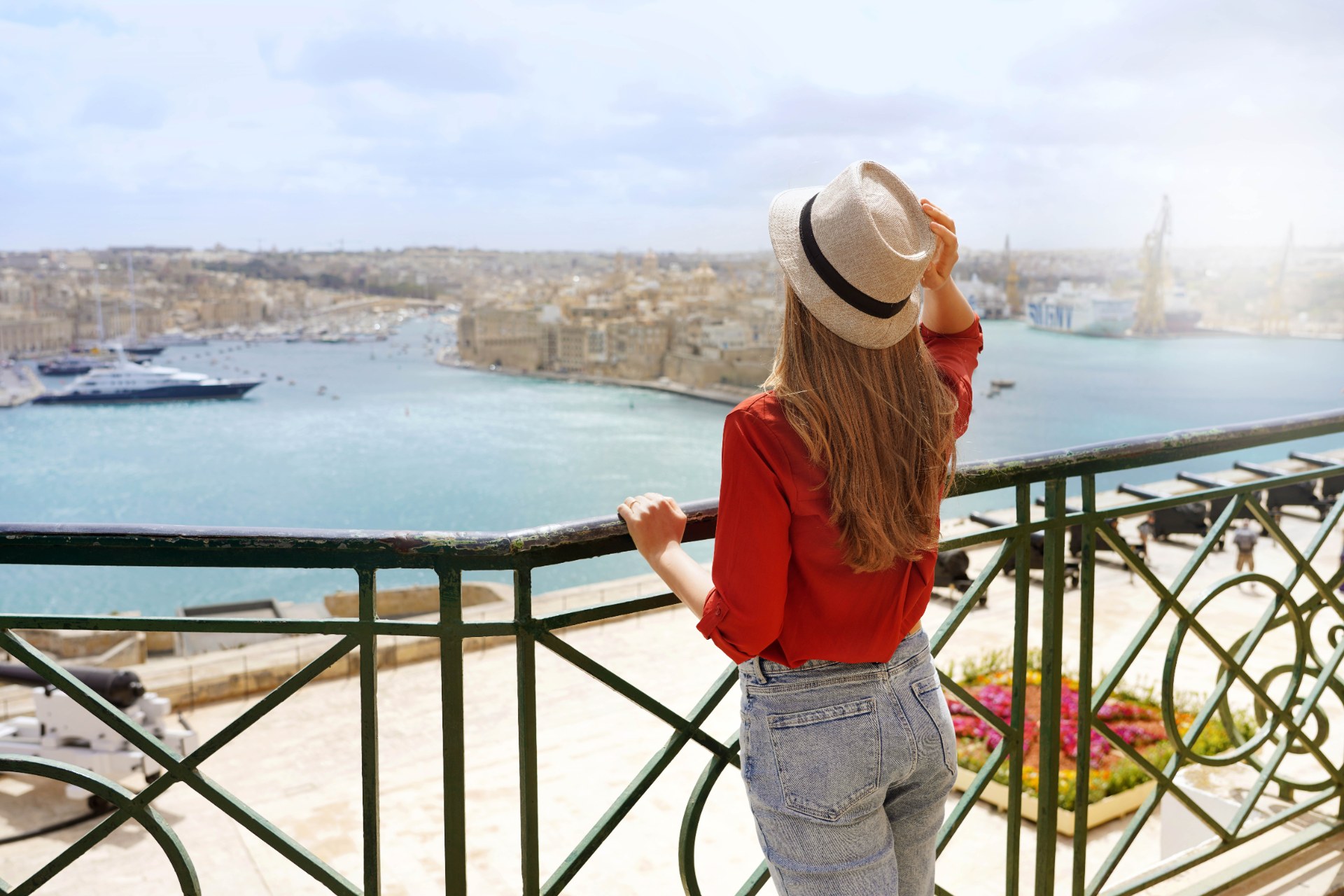 Jovem a apreciar a vista sobre as Três Cidades a partir dos Upper Barrakka Gardens, em Valeta